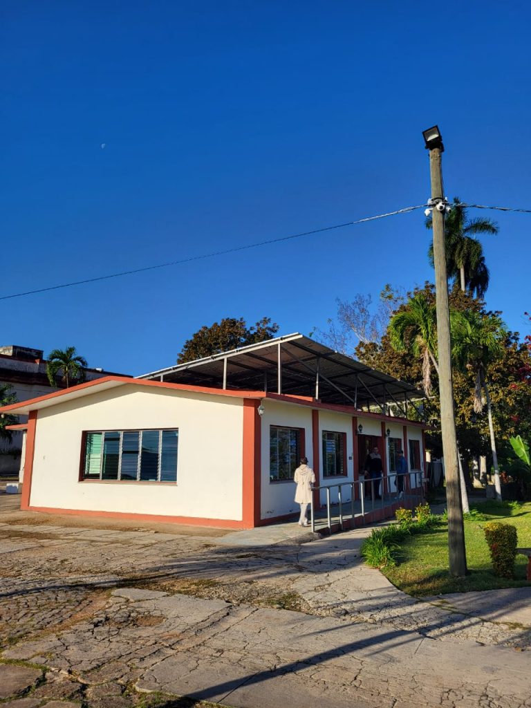 Obra concluida: seminario cubano se alimenta ya de energía solar.