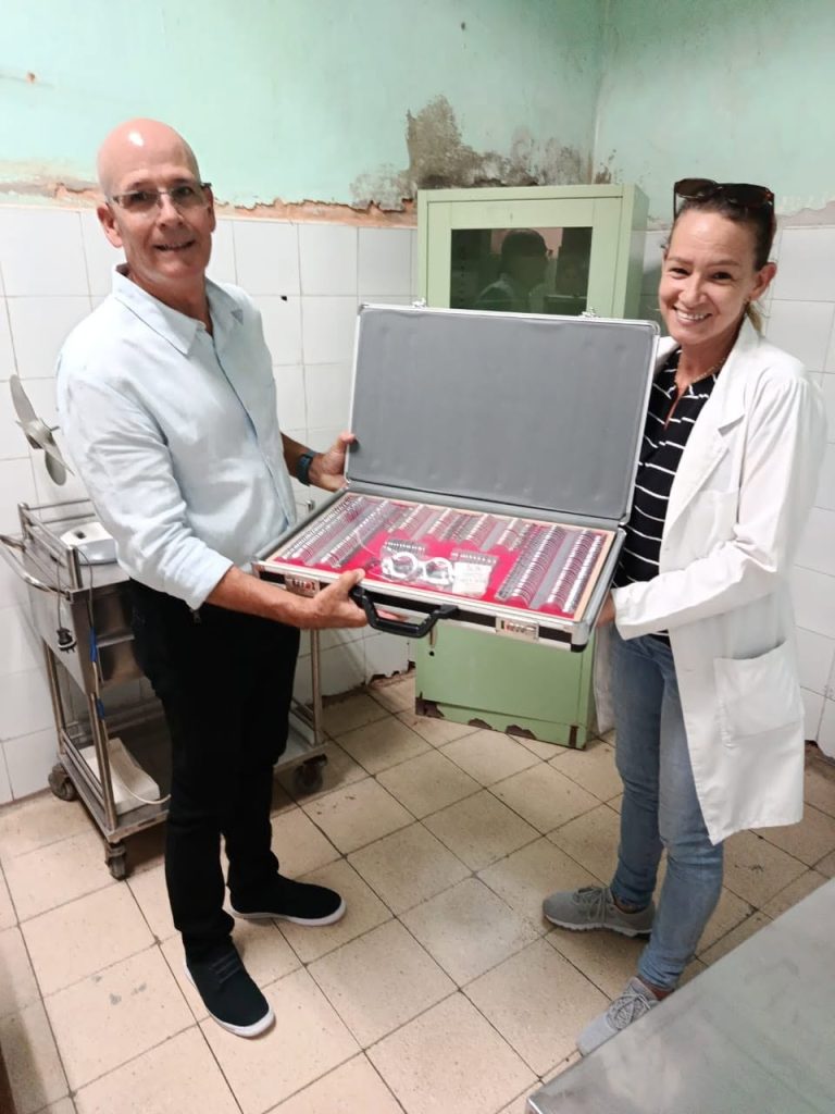 Iglesias de Alemania y Canadá donan lentes de prueba oftalmológica al Policlínico de Matanzas