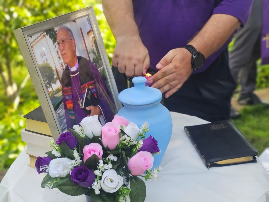 En tu memoria… En tu nombre… En tu recuerdo…